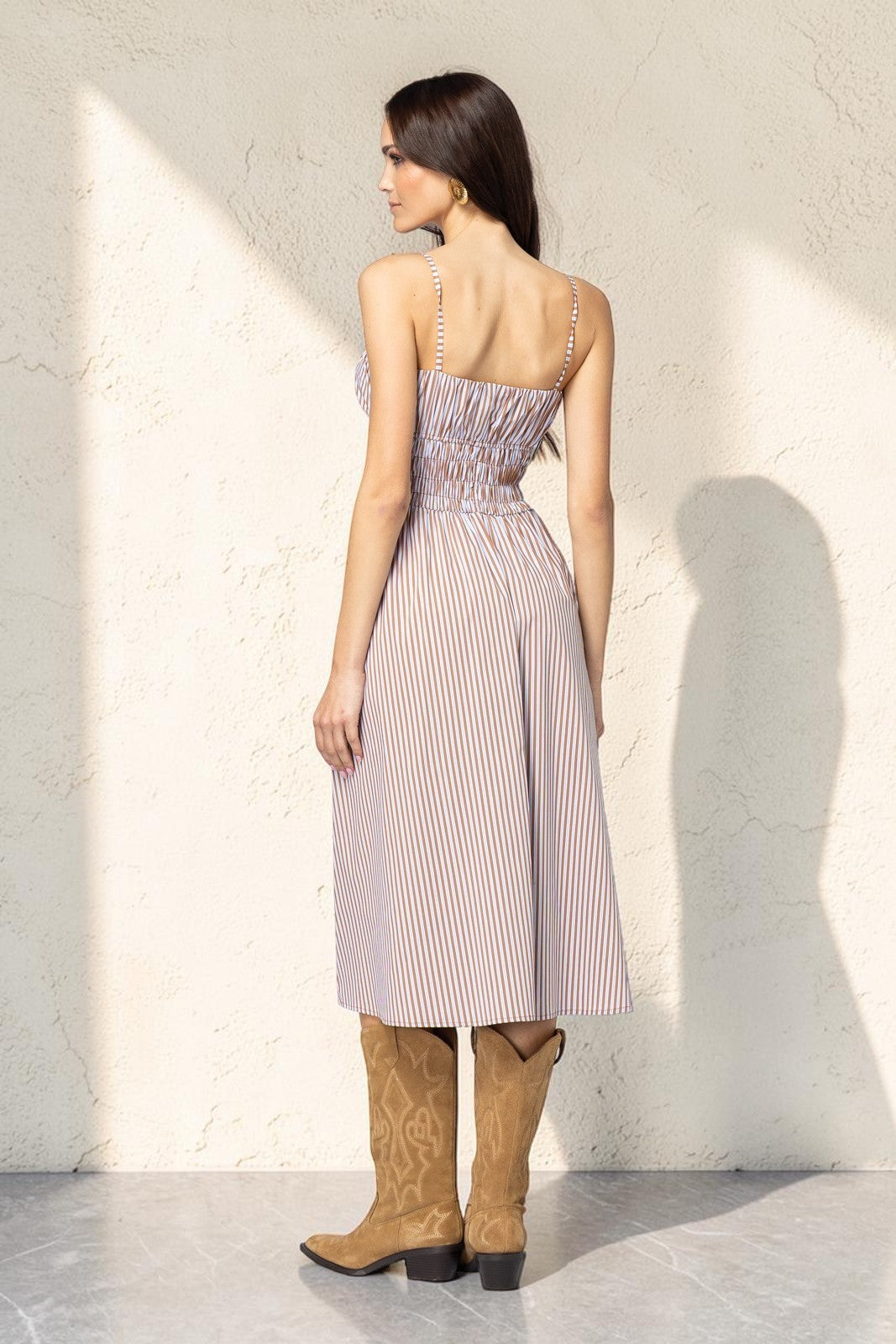 artekozio Midikleid mit braun-weißem Streifenmuster, Spaghettiträgern und gesmokter Taille, kombiniert mit Cowboystiefeln