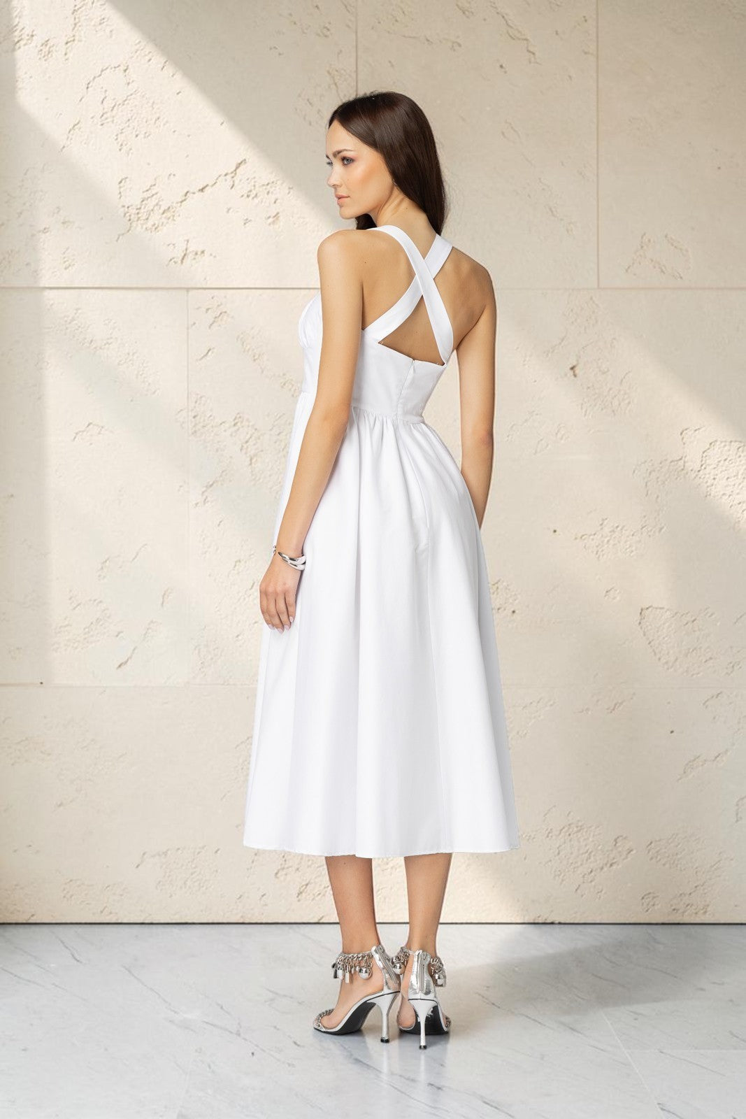 artekozio weißes Midikleid mit überkreuzten Trägern am Rücken, getragen von einem Model vor grauem Hintergrund