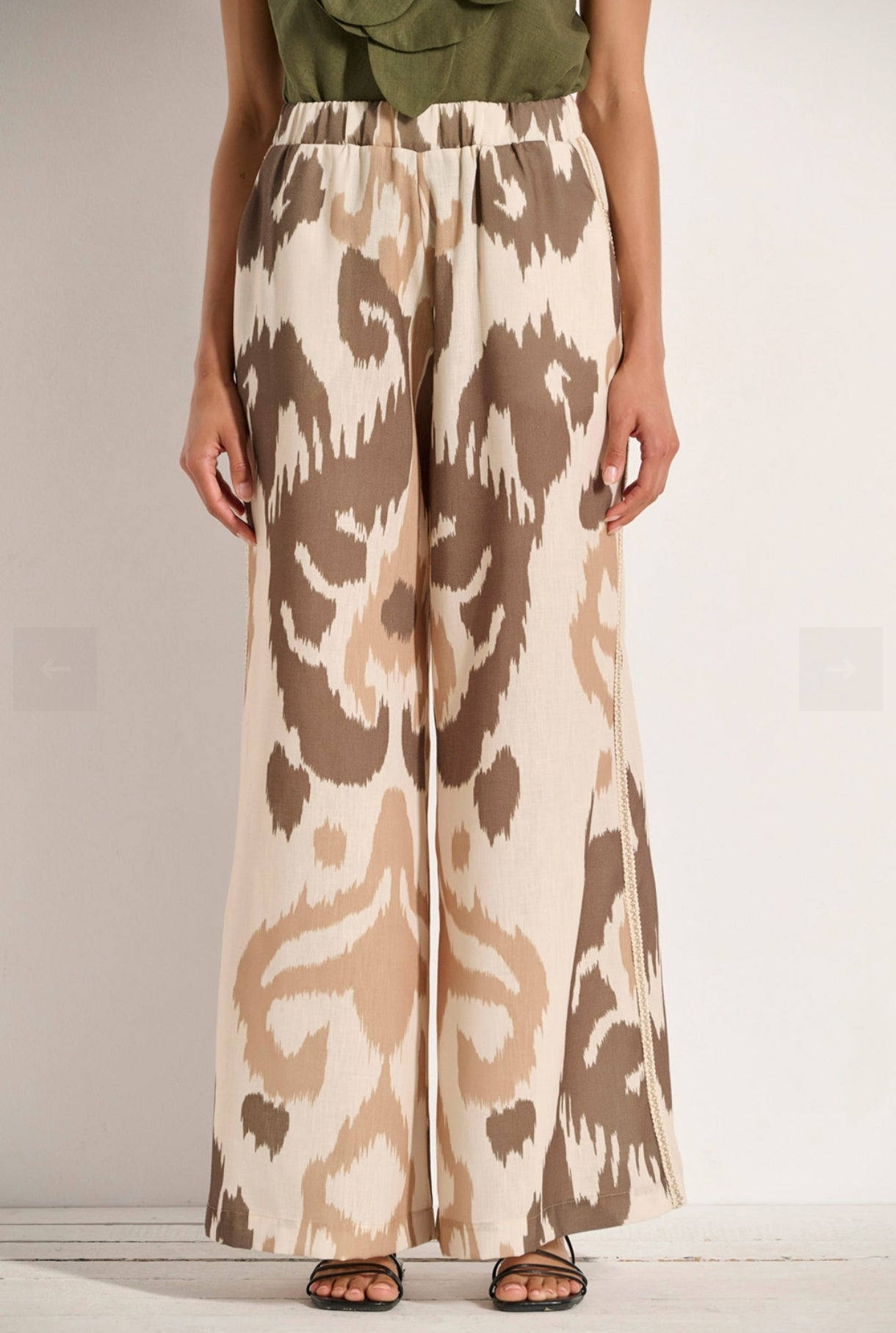 Wide-leg trousers