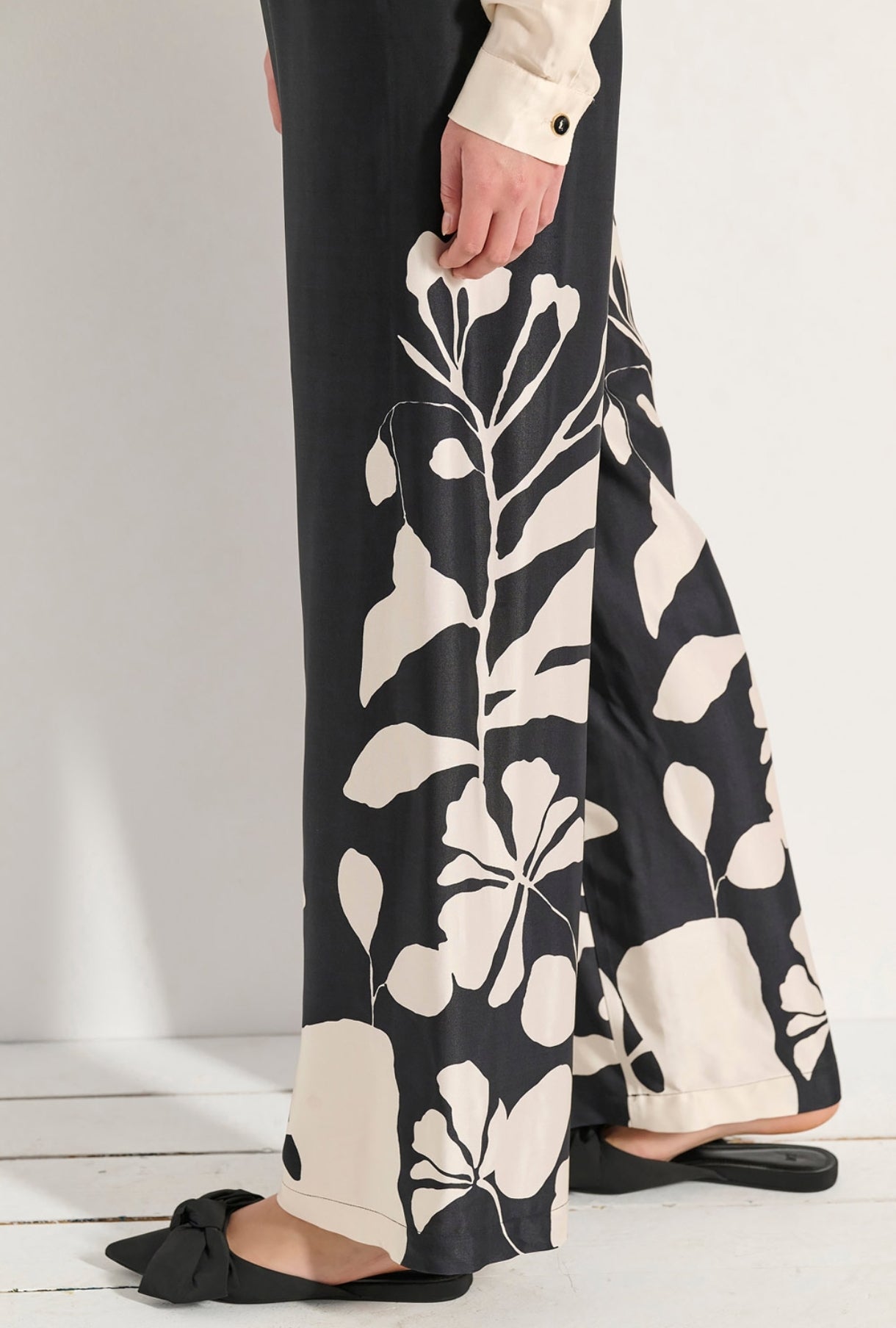 Wide-leg trousers